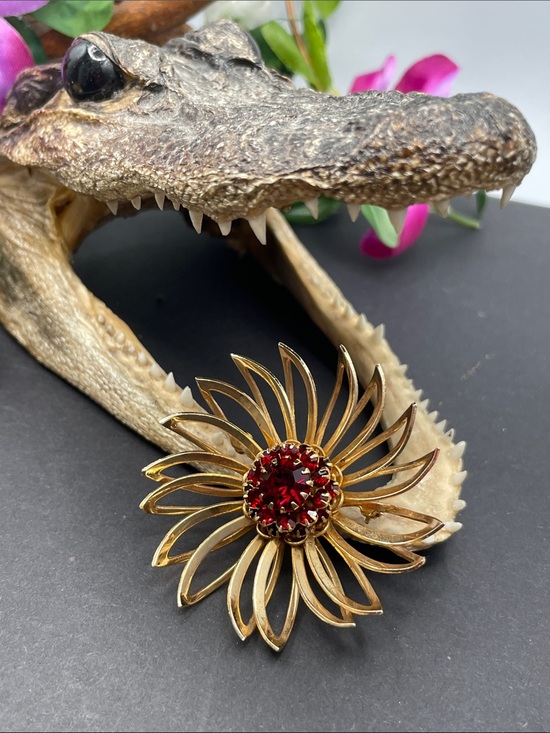 Sarah Coventry Jewelry - Sarah Coventry whimsical brooch vintage